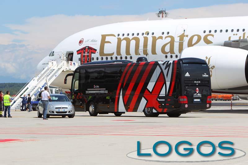 Attualità - L'A380 e il pullman del Milan (Foto Gualdoni e Belloli)