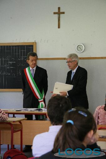 Castano Primo - Il sindaco e l'assessore con i ragazzi di terza Media 