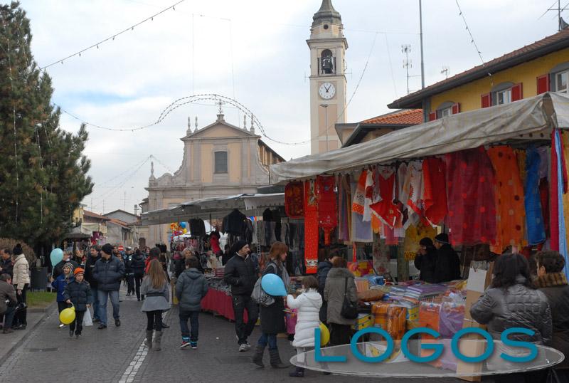 Castano Primo - Mercato natalizio in piazza Mazzini (Foto Giovanni Mazzenga)