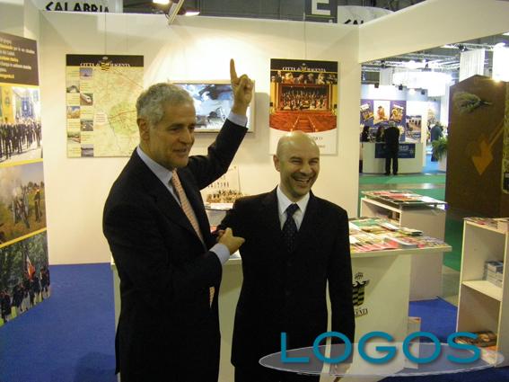 Magenta - Il Sindaco Del Gobbo col presidente Formigoni al Bit 2011