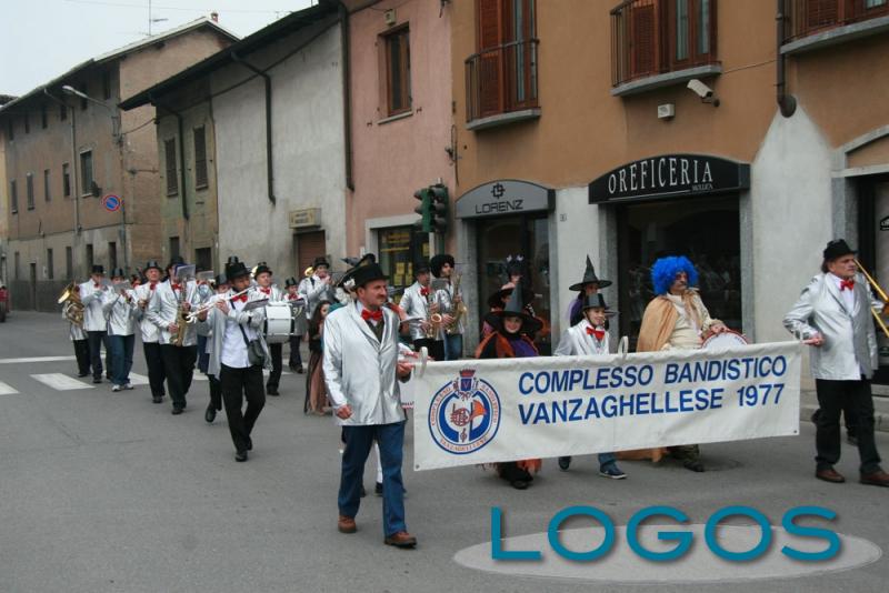 Carnevale 2011 - Vanzaghello: in strada coriandoli e scherzi.1