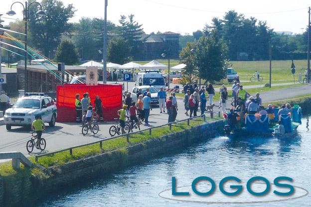 Magenta - Ciclisti lungo il Naviglio