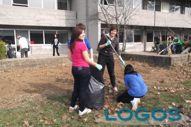 Turbigo - Studenti puliscono scuola 2012.2