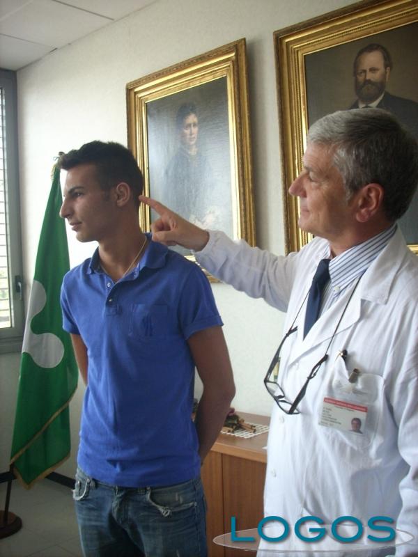 Il dottor Mevio con il paziente a cui è stato ricostruito l'orecchio
