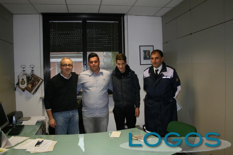 Vanzaghello - I due giovani col sindaco ed il comandante della Polizia locale