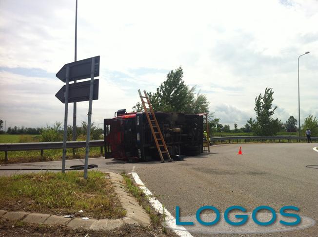 Cuggiono - Camion si ribalta in rotatoria, 24 luglio 2014