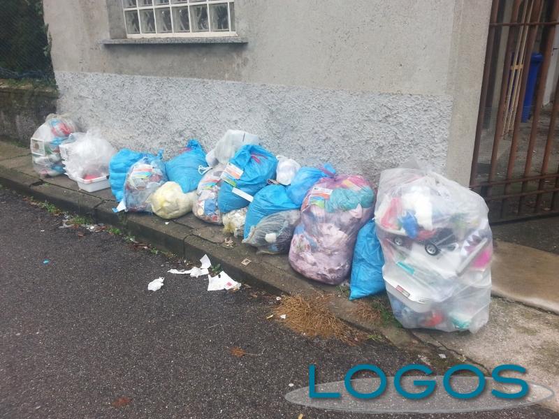 Castano Primo - Alcuni sacchi dell'immondizia lasciati lungo la strada