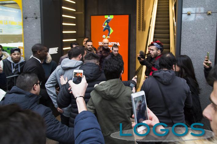 Sport - Higuain all'arrivo al Nike Store (Foto Eliuz Photography)