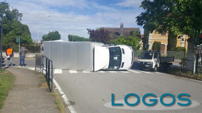 Turbigo - Incidente all'incrocio: furgone ribaltato 