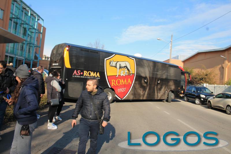 Sport - Il Pullman della Roma lascia l'hotel: destinazione Sedriano per l'allenamento