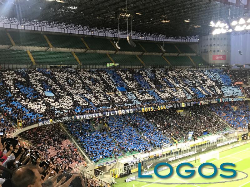 Sport - Le coreografie dei tifosi interisti sugli spalti di San Siro 