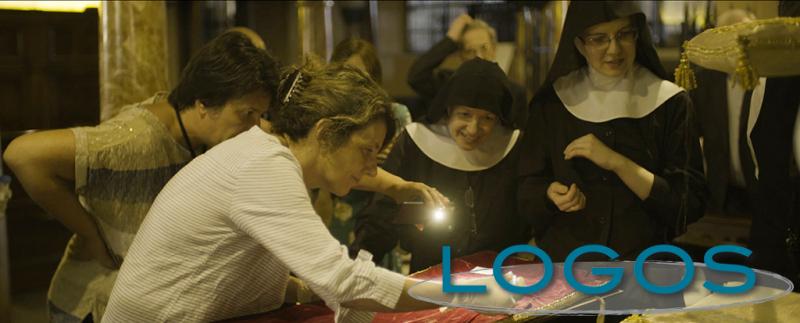 Attualità - Le monache benedettine con la professoressa Cattaneo durante il restauro dei paramenti dei tre santi