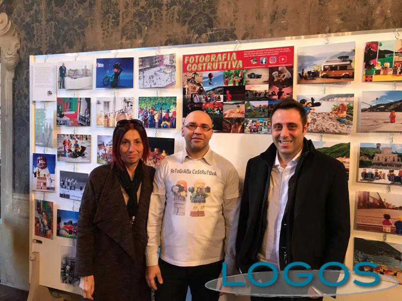 Castano Primo - Alessio Varisco (al centro) di 'Fotografia Costruttiva' con il sindaco Pignatiello e l'assessore Bonalli 
