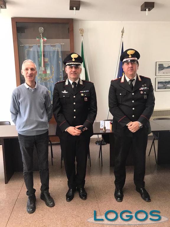 Nosate - Il sindaco Roberto Cattaneo con il maggiore Alfonso Falcucci e il luogotenente Cosimo Paglialunga 