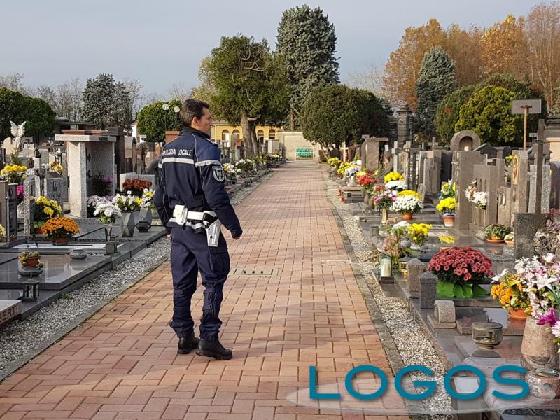 Castano - Controlli della Polizia locale al cimitero (Foto d'archivio)