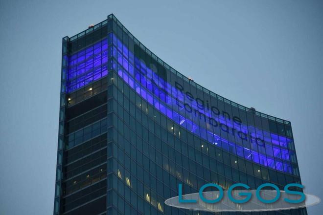 Milano - Palazzo Lombardia illuminato di blu (Foto internet)