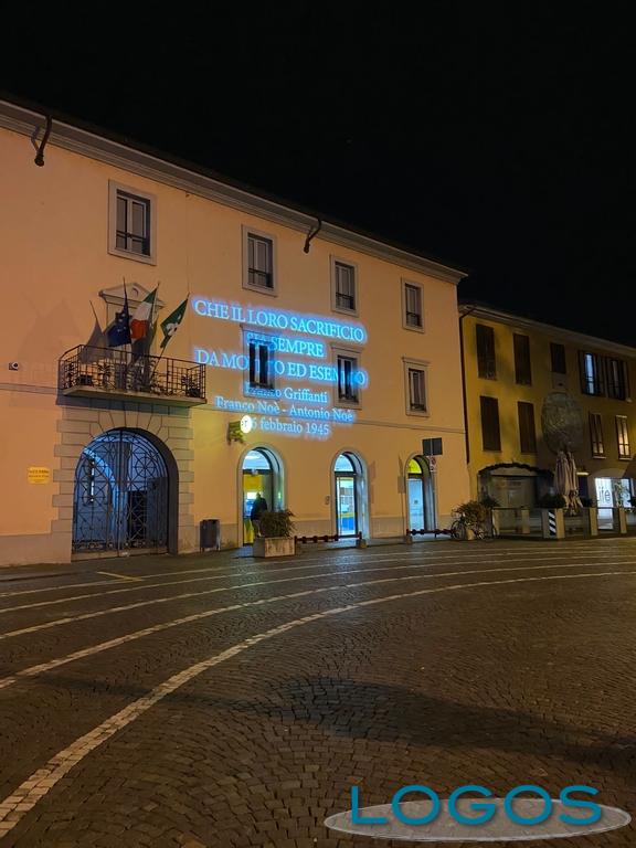 Castano - I messaggi proietatti sull'ex palazzo Municipale 