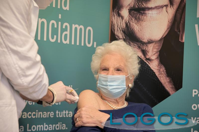 Milano - Liliana Segre durante la vaccinazione 