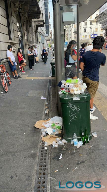 Milano - Rifiuti e cestini pieni 