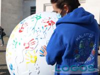 Milano / Salute - Impronte colorate sul globo 
