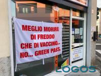 Busto Garolfo - Lo striscione davanti all'ufficio 