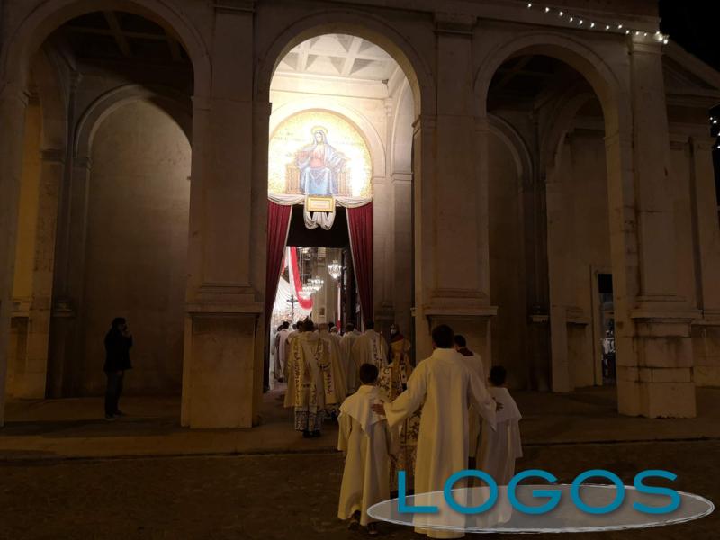 Inveruno - L'ingresso dell'Arcivescovo Delpini dalla 'porta santa'.