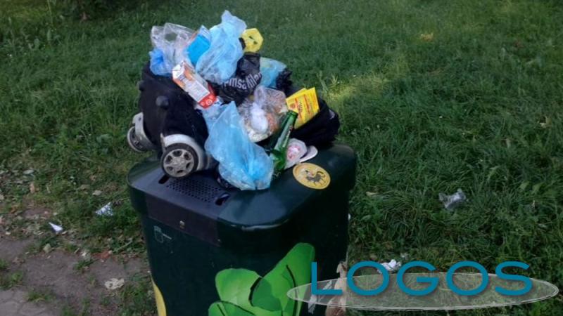 Territorio - Cestino intasato di rifiuti (Foto internet)