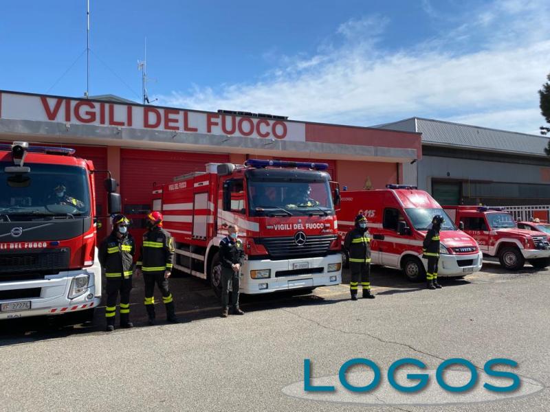 Inveruno - Vigili del Fuoco, con i loro mezzi, davanti la caserma