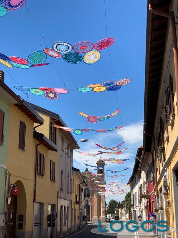 Castano - Tanti cerchi colorati sospesi in cielo in corso San Rocco 