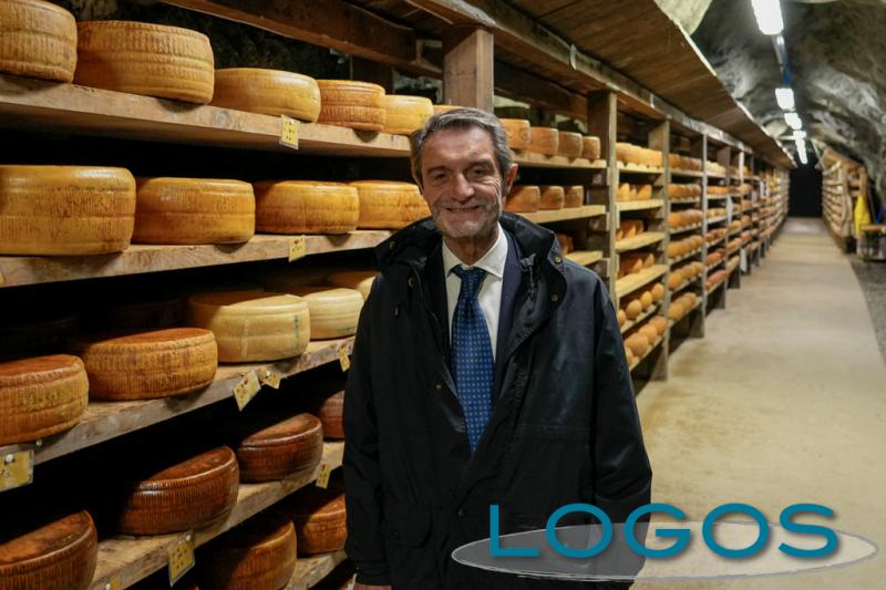 Commercio - Attilio Fontana tra i formaggi in Valtrompia