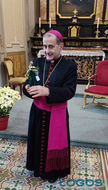 Milano - Monsignor Delpini con la statuina 