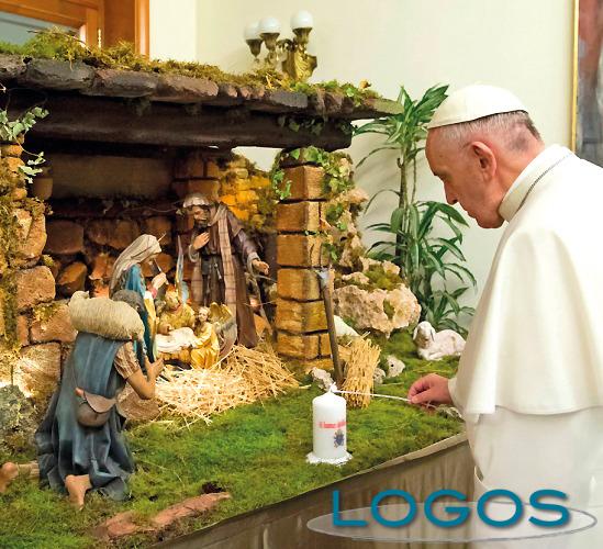 Sociale - Papa Francesco e il presepe 