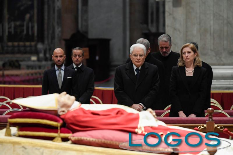 Sociale - Il Presidente Sergio Mattarella omaggia la salma di Papa Benedetto XVI