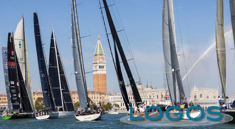 Viaggi - Barche a Vela a venezia con campanile di san marco