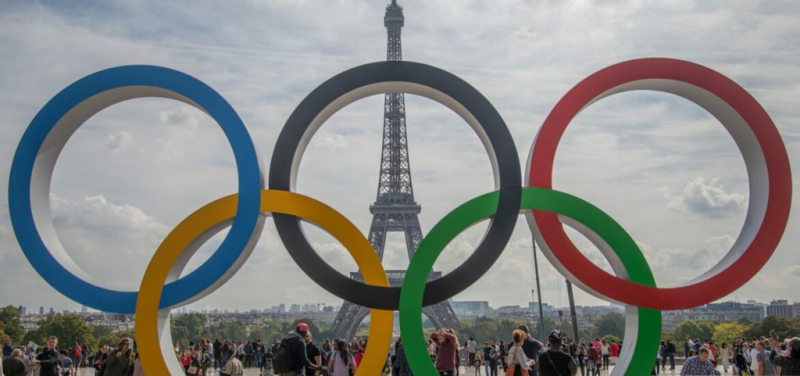 Parigi - La Torre Eiffel con i cinque cerchi