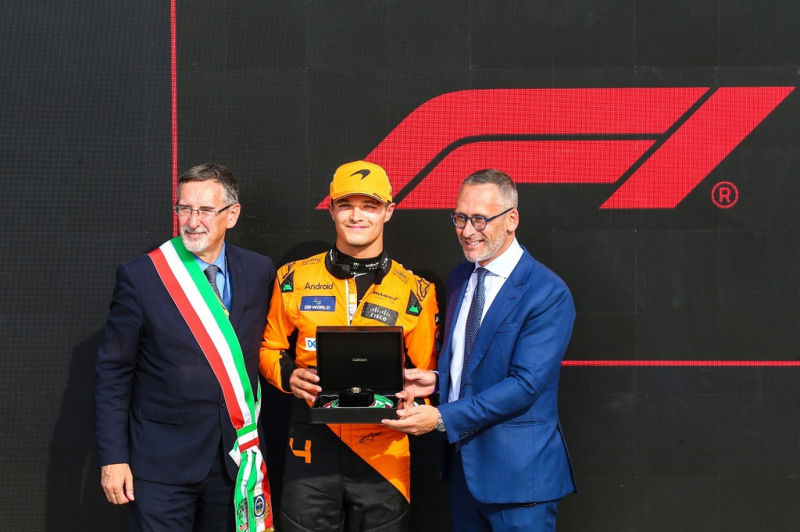 piazza-e-sindaco-monza-Pilotto-consegna-anello-a-Lando-Norris.jpeg