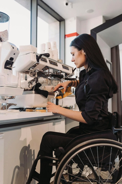 Sociale - Ragazza diversamente abile al lavoro