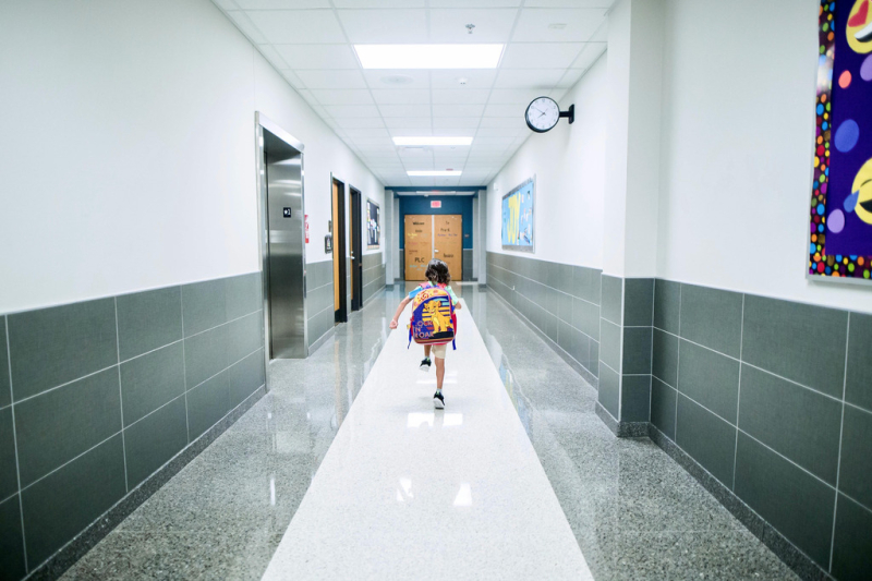 Generica - Bambina entra a scuola