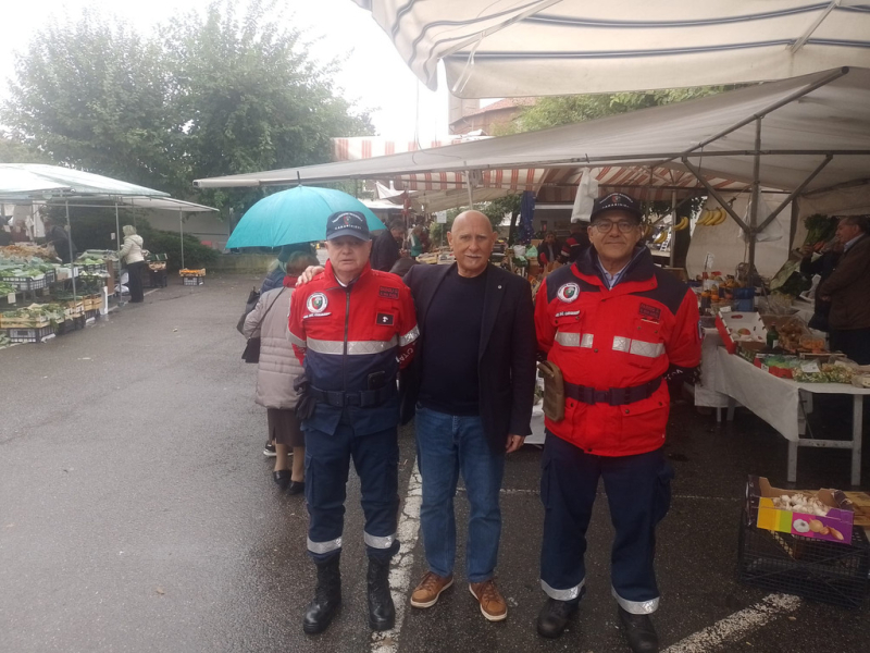 Bareggio - Carabinieri in congedo al mercato 