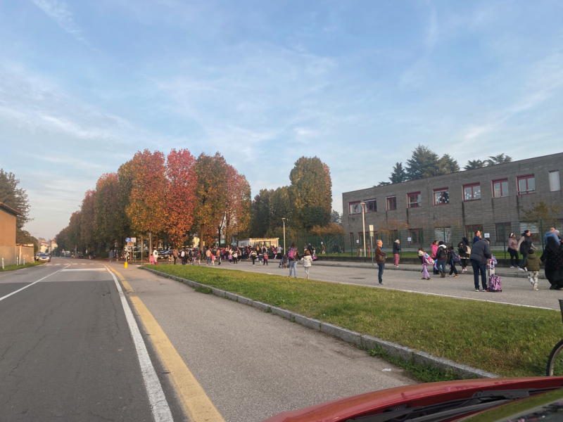 Cuggiono - La viabilità fuori della scuola primaria