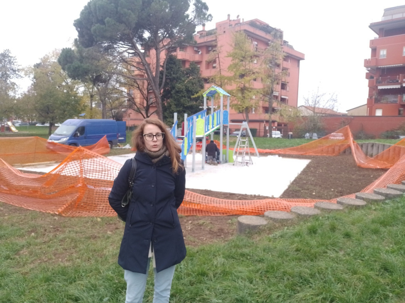 Bareggio - Linda Colombo davanti ai lavori al parco