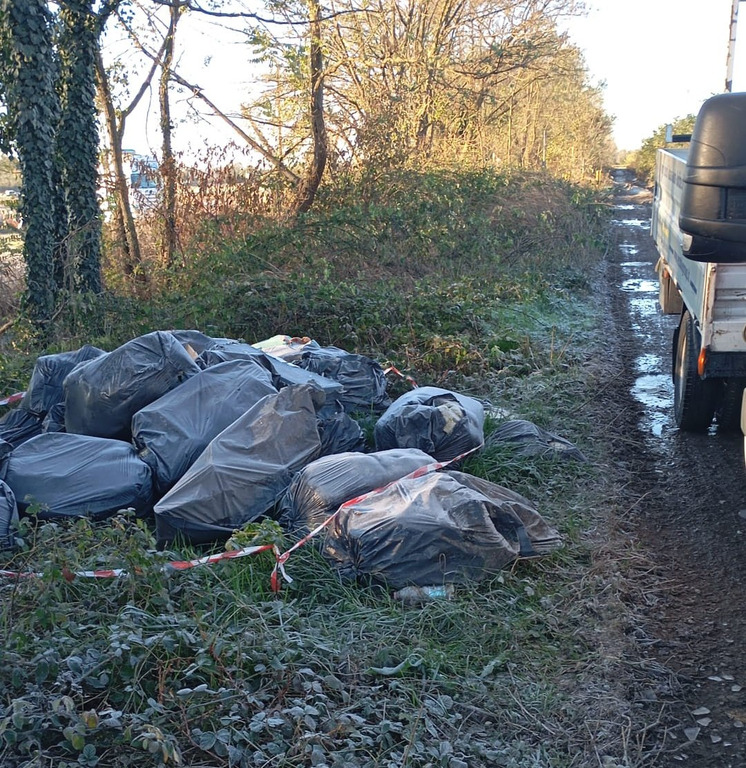 Bareggio - Abbandono rifiuti lungo il canale