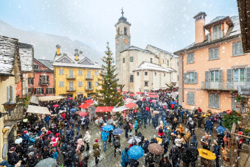 Santa Maria Maggiore - Mercatino di Natale 2023, piazza con la neve