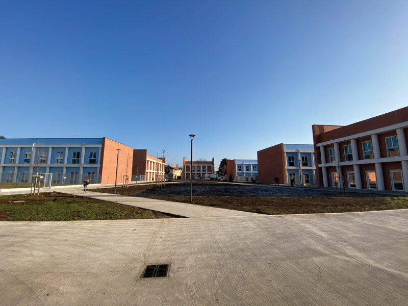 Inveruno - La piazza all'interno del Polo Scolastico