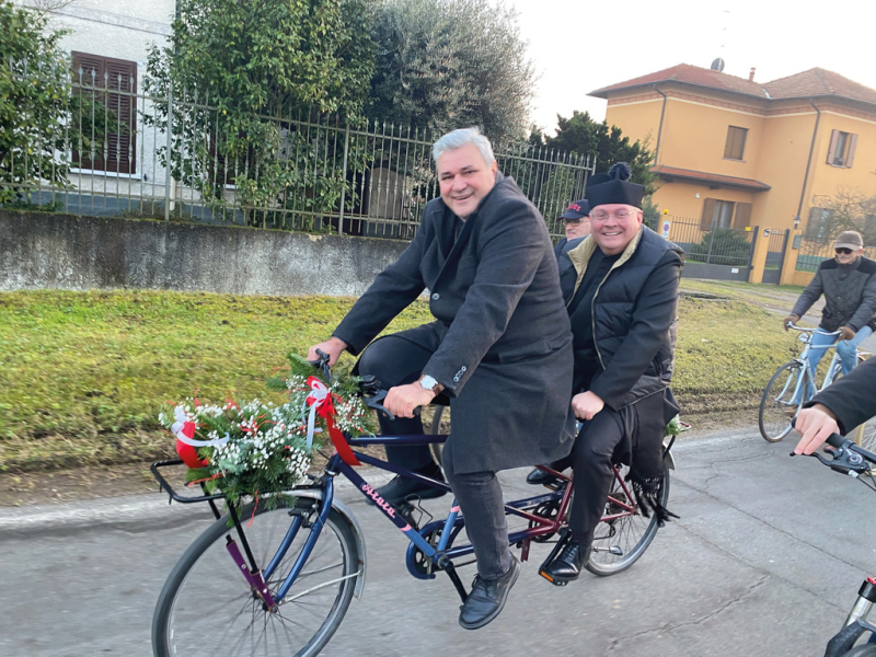 Cuggiono - Don Andrea Cardani in tandem con Mons. Luca Raimondi