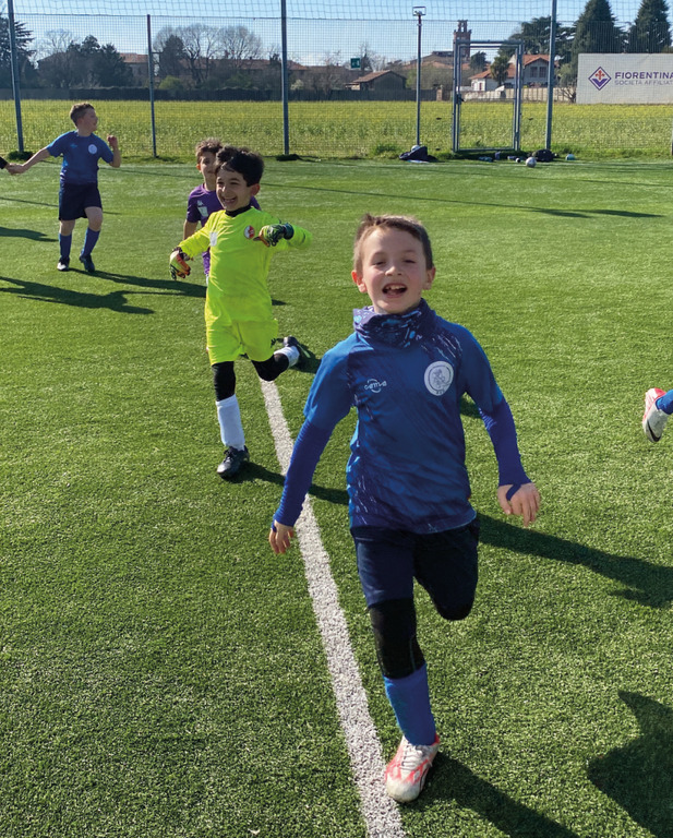 Sport - Un bambino che gioca a calcio